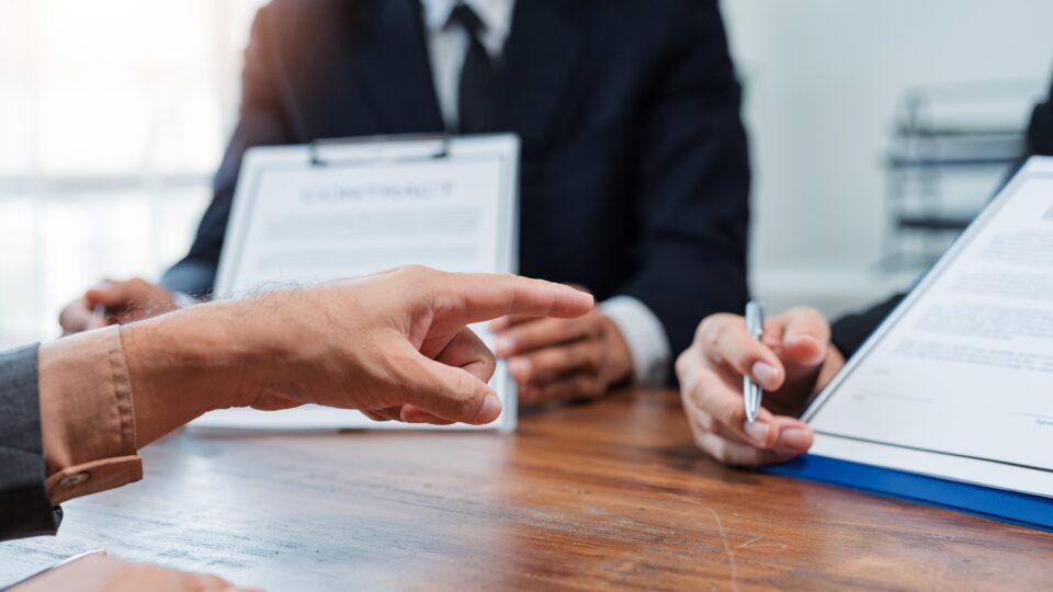 Contratos mal elaborados em condomínios empresariais geram prejuízos e disputas judiciais