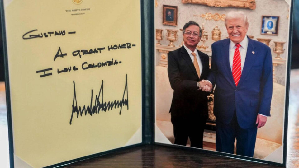 Petro exibe presente recebido de Trump durante encontro nos EUA: “Grande honra”