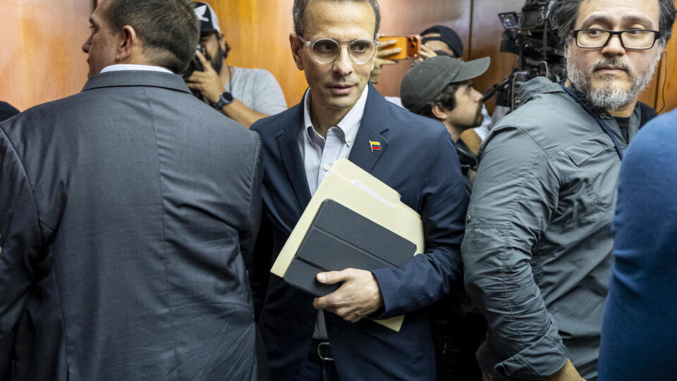 Oposição liderada por Capriles na Venezuela aceita convite para “dialogar” com nova ditadora