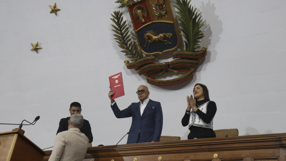 Chavismo pede perdão e Parlamento aprova em 1ª leitura projeto de anistia na Venezuela