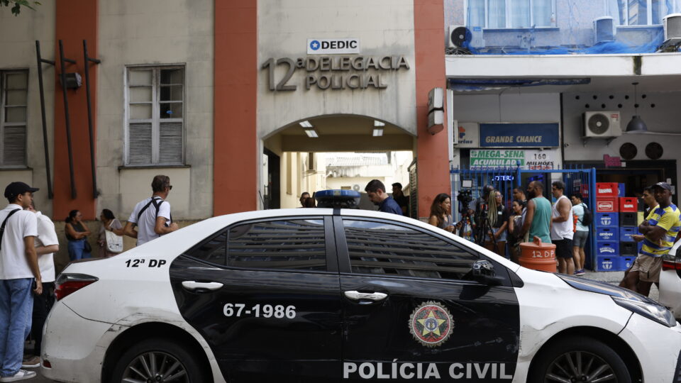 Estupro coletivo de estudante choca o Rio. Subsecretário, pai de um dos foragidos, é afastado do cargo