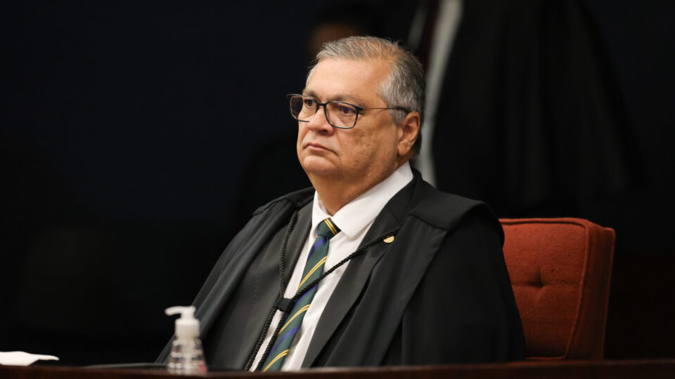 Quem é o jornalista alvo de operação do STF por reportagem sobre Dino?