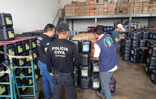 Polícia Civil e ANP apreendem mais de 2,6 mil litros de óleo lubrificante em distribuidora de Cuiabá