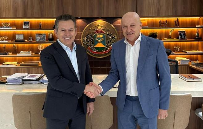 Mauro Mendes passa a faixa de governador para Otaviano Pivetta no dia 31 de março