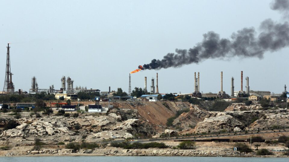 EUA bombardeiam ilha estratégica que sustenta exportações de petróleo do Irã