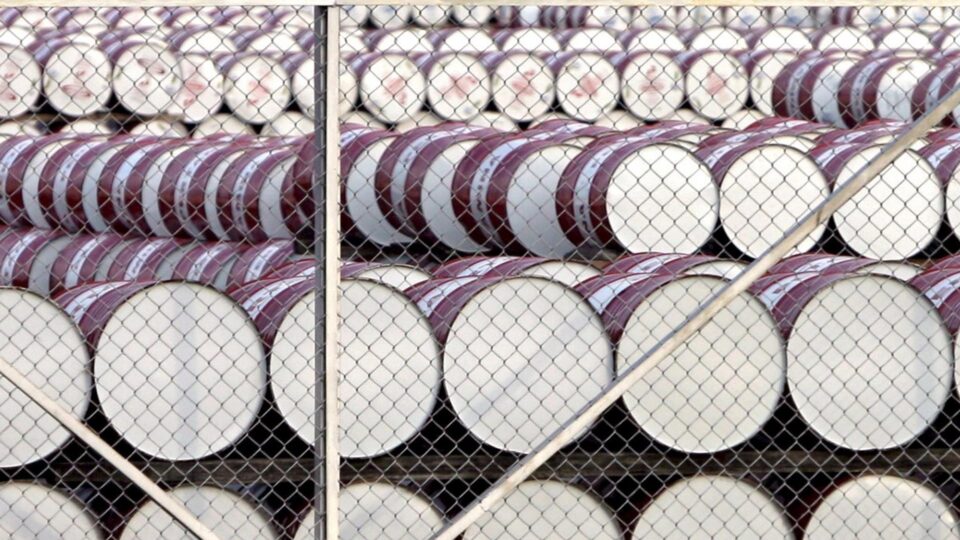 Preço do petróleo ultrapassa US$ 100 com guerra no Oriente Médio