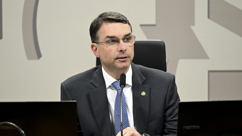 Bolsonaro descarta concorrer caso reverta inelegibilidade, diz Flávio
