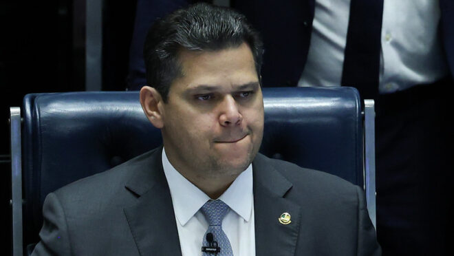 Prorrogação da CPMI do INSS acirra tensão entre os Poderes. Bolsonaro recupera influência com domiciliar
