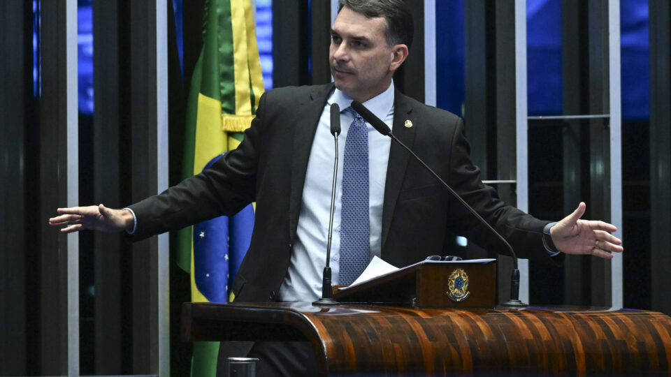 Flávio Bolsonaro protocola PEC pelo fim da reeleição para presidente