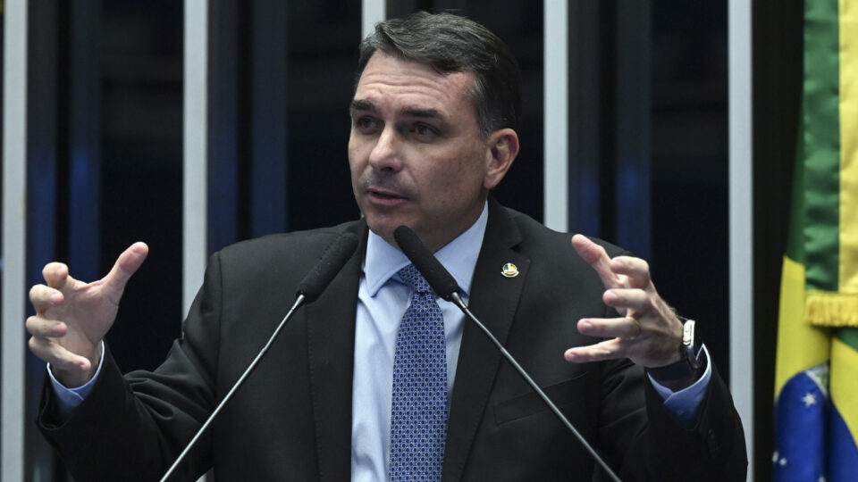 Flávio Bolsonaro inicia pré-campanha no Nordeste com críticas ao petismo