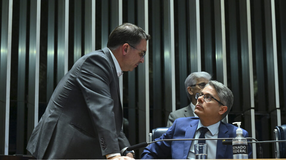 Flávio Bolsonaro pede inclusão de Haddad e Rui Costa em pedido de CPI do Master