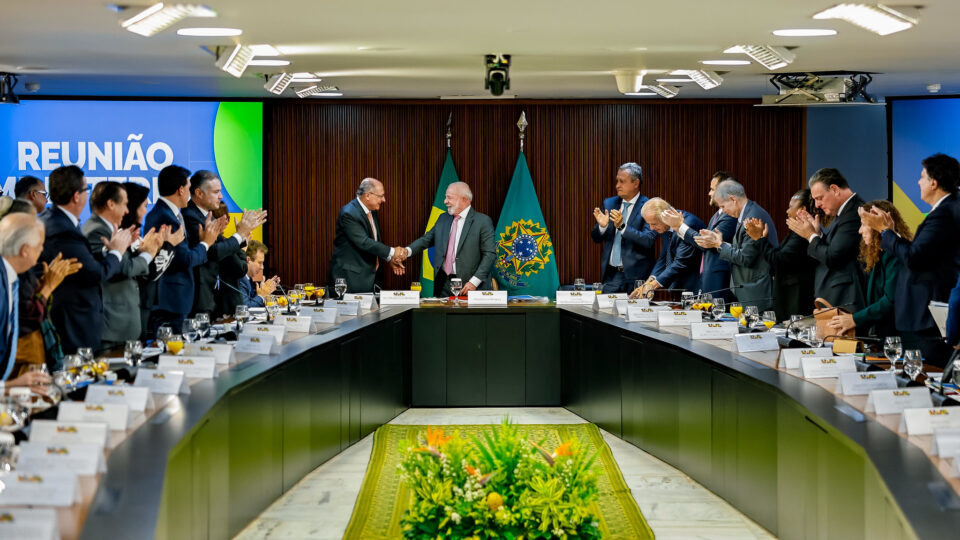 Governo divulga lista de novos ministros após baixas para eleições