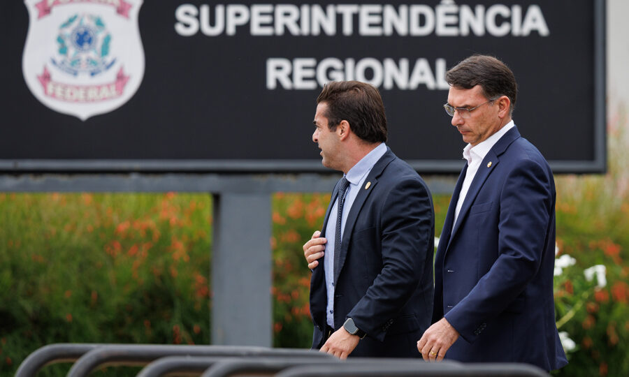 Flávio vira advogado de Bolsonaro e obtém livre acesso ao pai