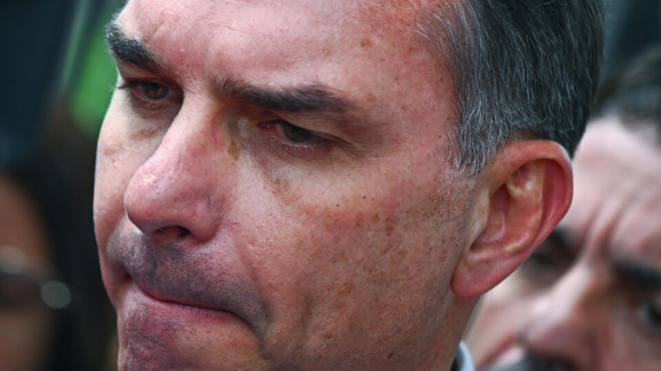 Flávio Bolsonaro registra B.O. por ameaça de facada feita em rede social