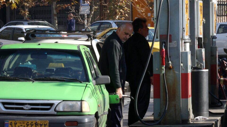 Irã passa a racionar gasolina diários após ataques de Israel