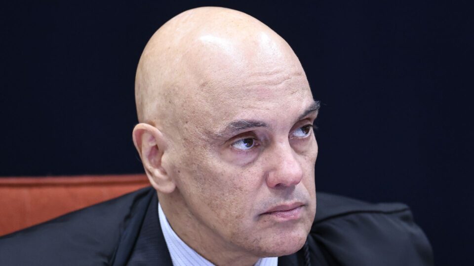Alexandre de Moraes dá 24 horas para defesa de Bolsonaro explicar…