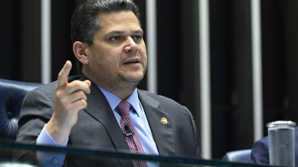 Alcolumbre joga Lulinha aos leões da CPMI e manda recado a Lula