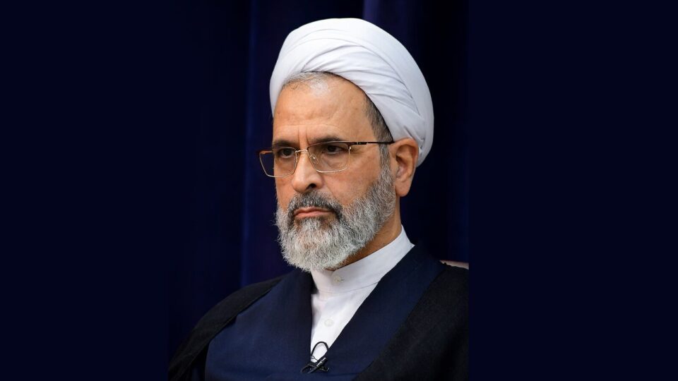 Quem é Alireza Arafi, o aiatolá que assume a chefia do conselho interino do Irã