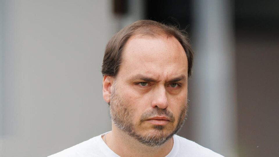 Carlos diz que pai está inchado e que se atendimento demorasse, Bolsonaro teria morrido