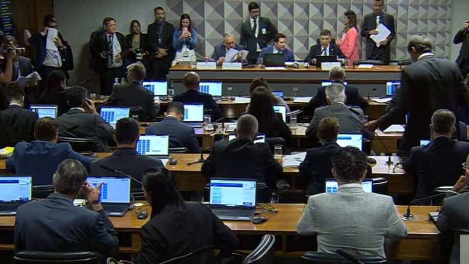 CPMI aprova convocações de cunhado e ex-namorada de Vorcaro, mas rejeita de amiga de Lulinha