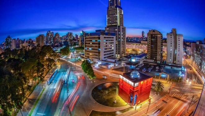 Como o conceito de cidades inteligentes transforma a gestão pública em Curitiba?