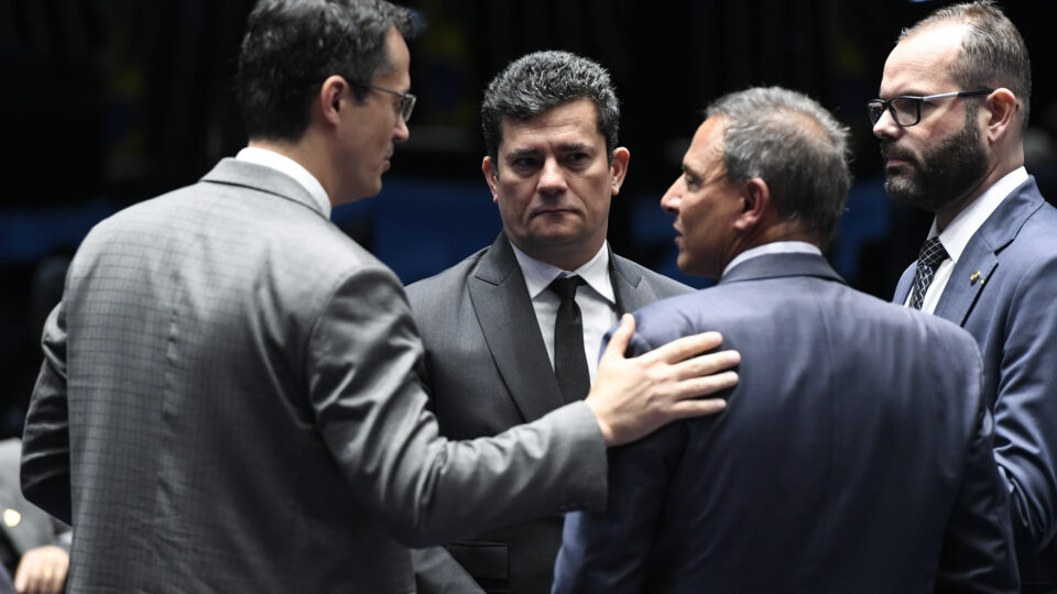Aliança de Moro com Flávio Bolsonaro altera concorrência da direita ao Senado no Paraná