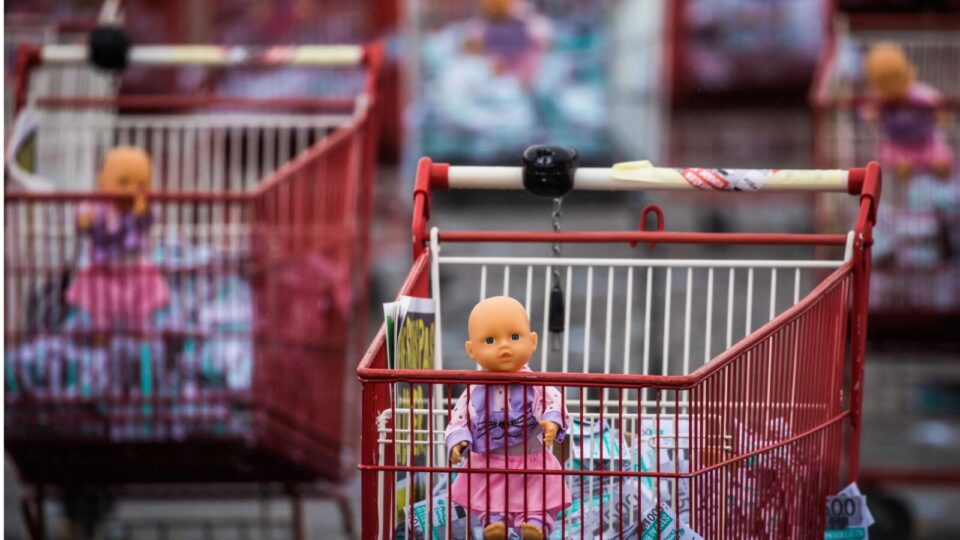 Vendem-se crianças; alugam-se ventres — uma crítica à barriga de aluguel