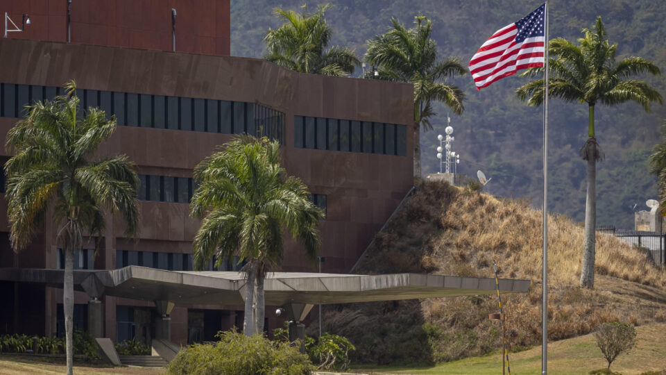 Embaixada dos EUA volta a hastear bandeira na Venezuela após sete anos