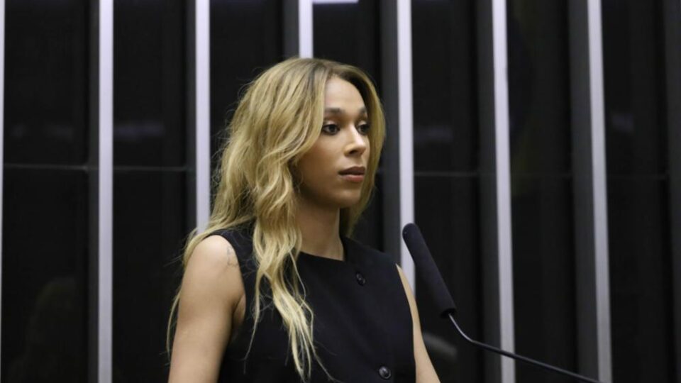 Novo aciona Conselho de Ética contra Erika Hilton após disputa com Ratinho