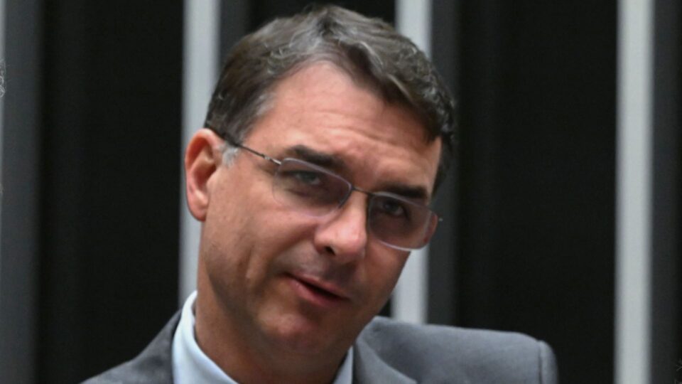 Por que Flávio Bolsonaro votou a favor do PL da Misoginia?