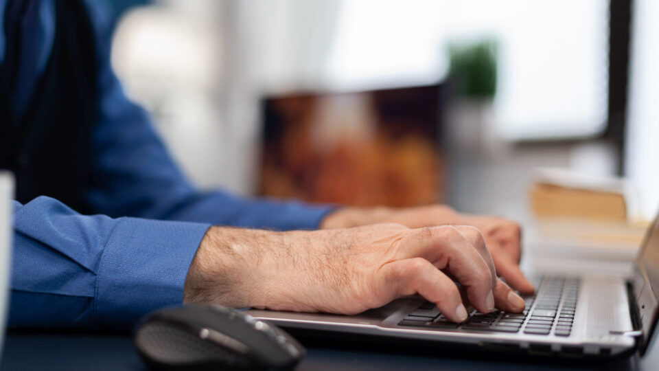 Quem é Lauro Jardim e por que ele foi alvo de um plano de intimidação?