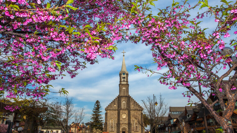 As pequenas cidades brasileiras que se transformaram em destinos turísticos bilionários