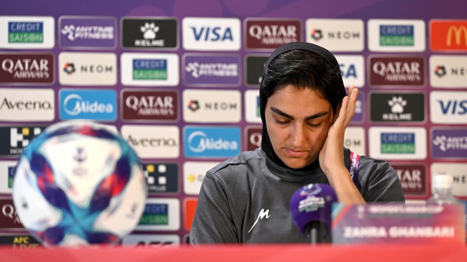 Pressionadas por regime, atletas da seleção do Irã retiram pedido de asilo na Austrália