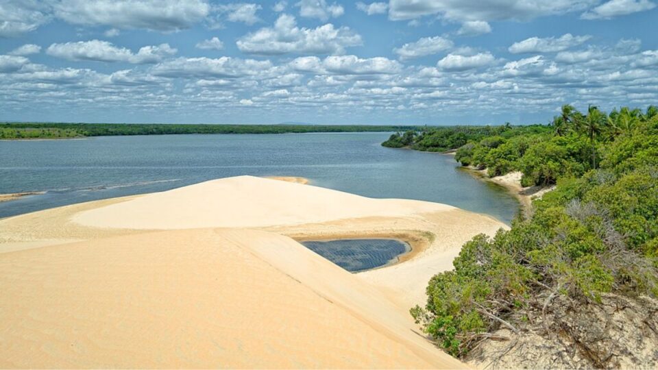 A impressionante história da cidade brasileira engolida pelo vento e pelo mar