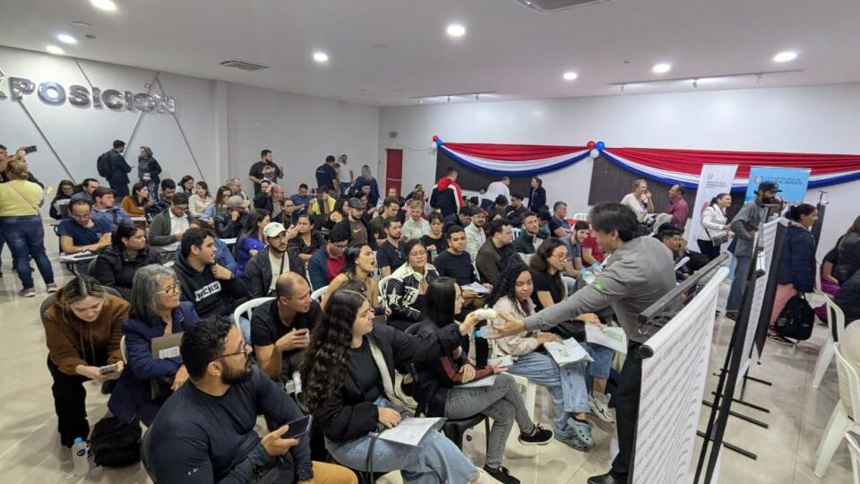 Brasileiros fazem fila em Ciudad del Este para conseguir residência no Paraguai