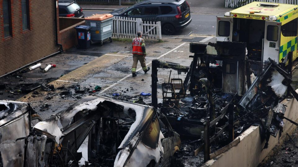 Reino Unido anuncia prisões ligadas ao incêndio de ambulâncias da comunidade judaica