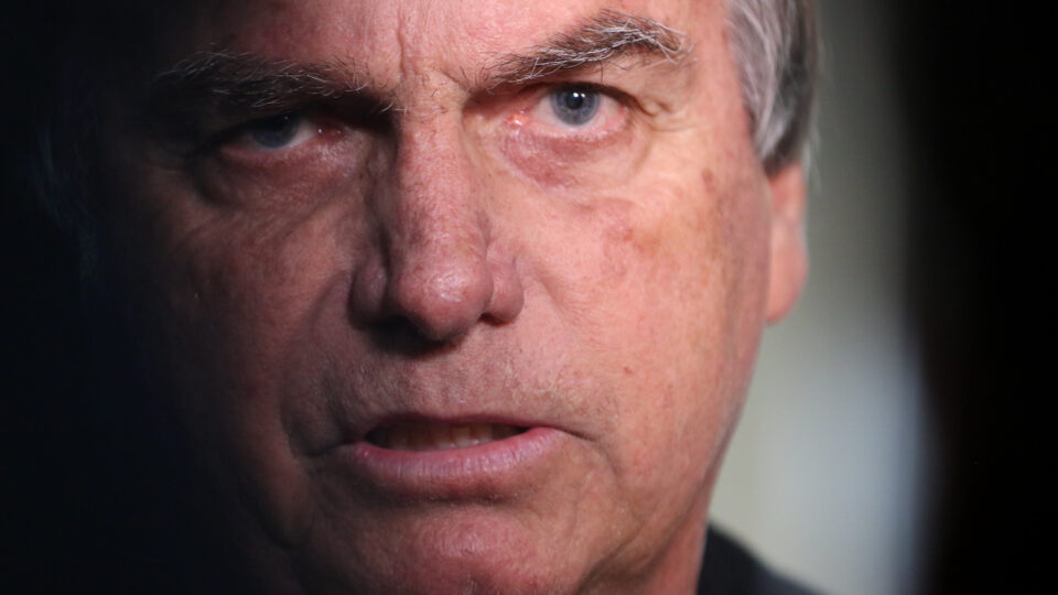 Moraes pede parecer da PGR antes de decidir sobre prisão domiciliar de Bolsonaro