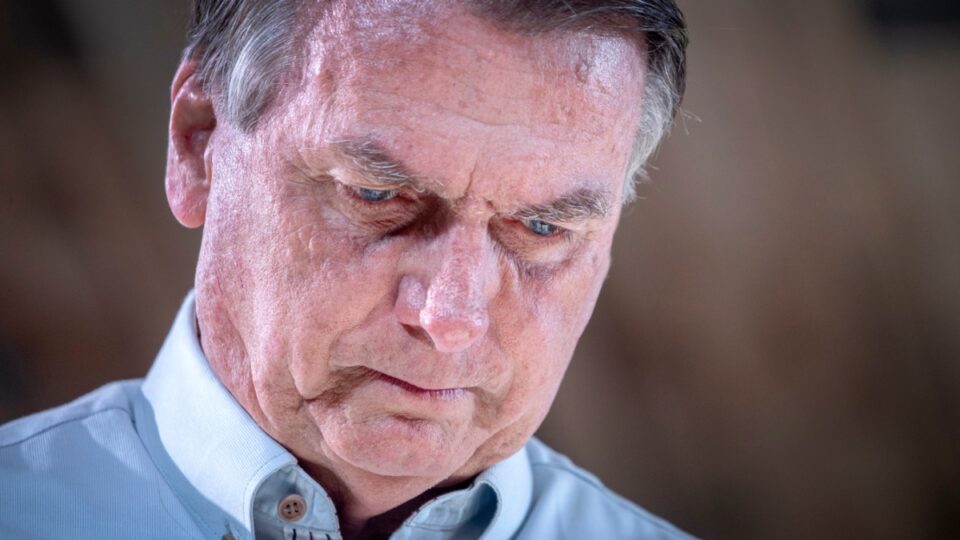 Bolsonaro começou a passar mal na noite de quinta e piorou na madrugada de sexta, diz registro da PM