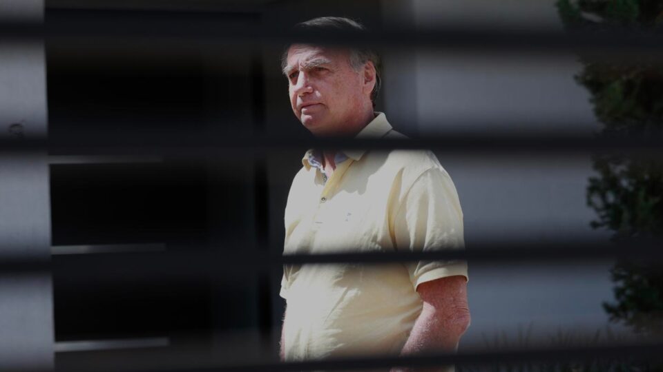 Moraes e Dino votam para manter Bolsonaro preso em Brasília