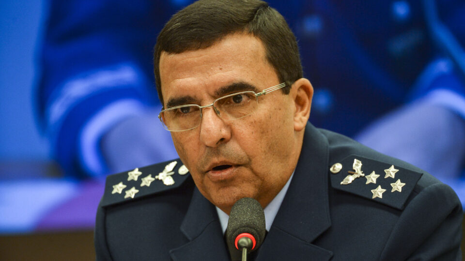 Baptista Júnior, ex-comandante da FAB, aponta crise na defesa e critica falta de investimentos no setor