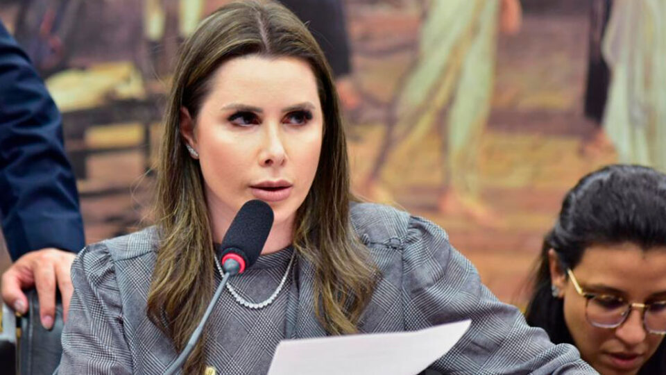 Pré-candidata ao Senado, Caroline de Toni é atacada por cachorro e passa por cirurgia