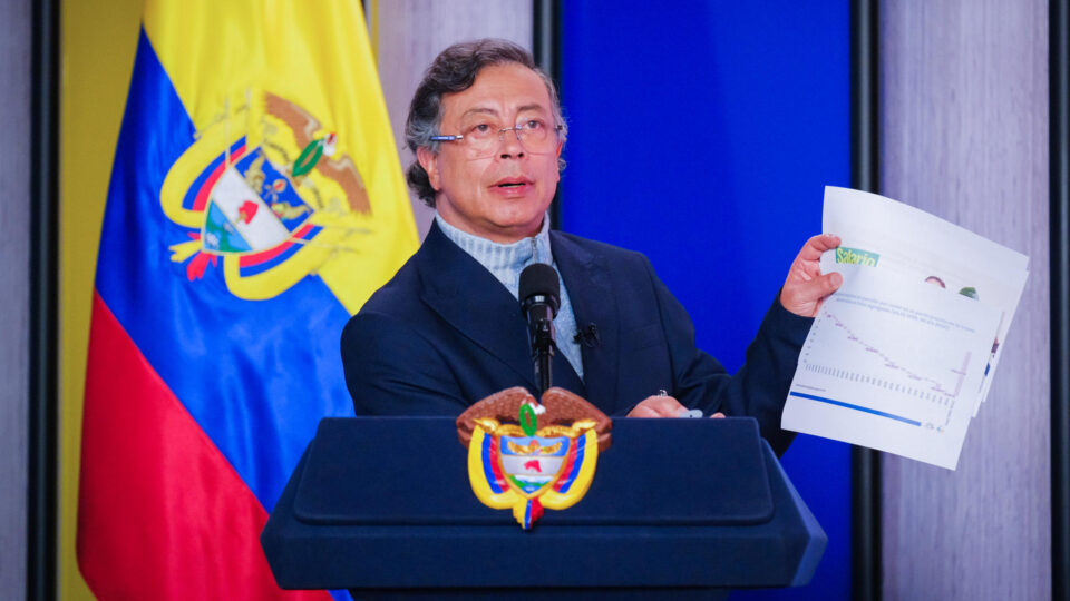 Petro acusa Equador de bombardear território da Colômbia