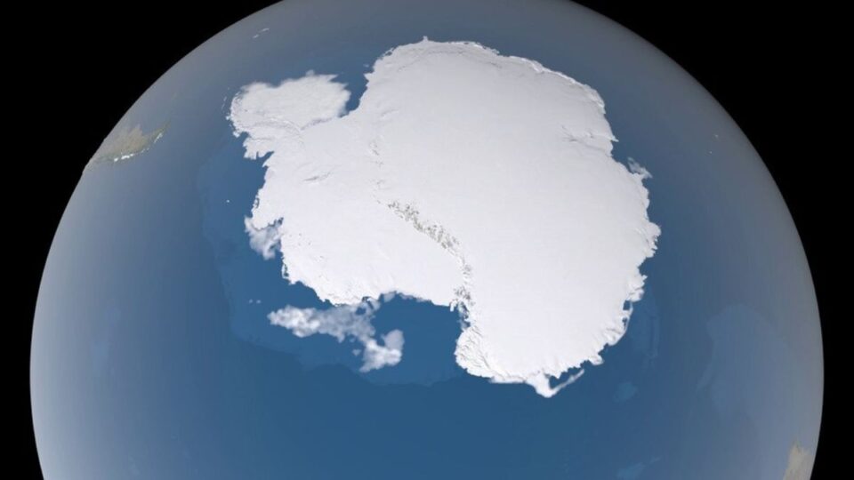 O novo mapa que revela os segredos escondidos embaixo do gelo da Antártida