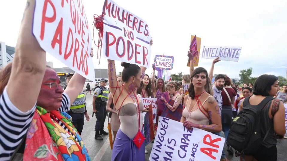 Dia da Mulher: mulheres compram gato por lebre? Freud explica