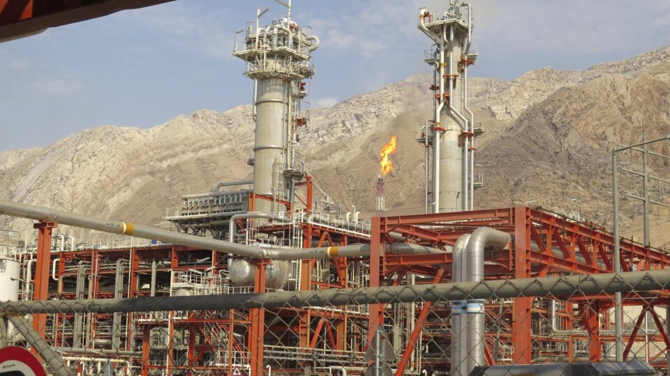 Israel bombardeia instalação de gás no Irã e preços no setor energético disparam