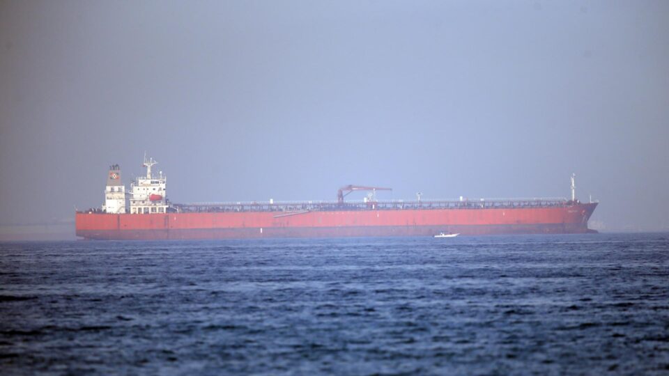 Após ataque à Ilha de Kharg, Irã atinge centro estratégico de combustíveis no Golfo