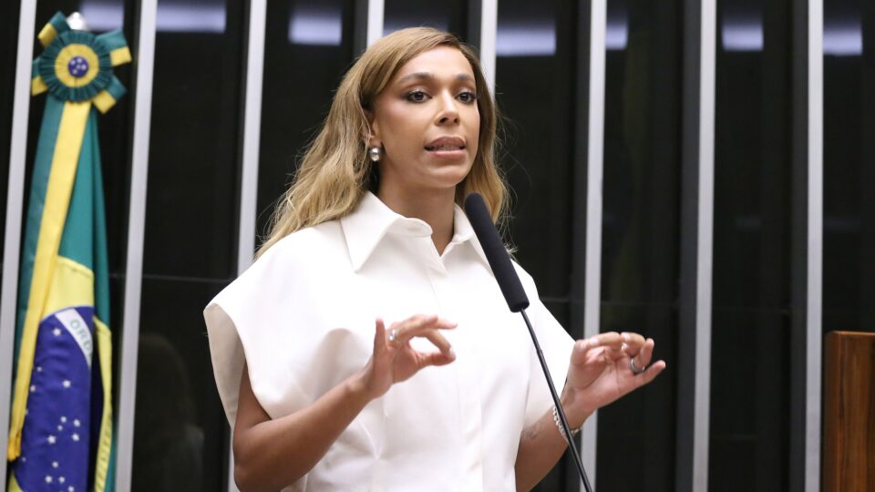 Depois de embate com Ratinho, Erika Hilton aciona MP contra governo de Ratinho Jr.