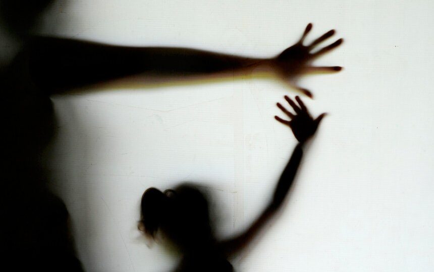 Polícia investiga denúncia de estupro coletivo contra aluno em banheiro de escola em São Paulo