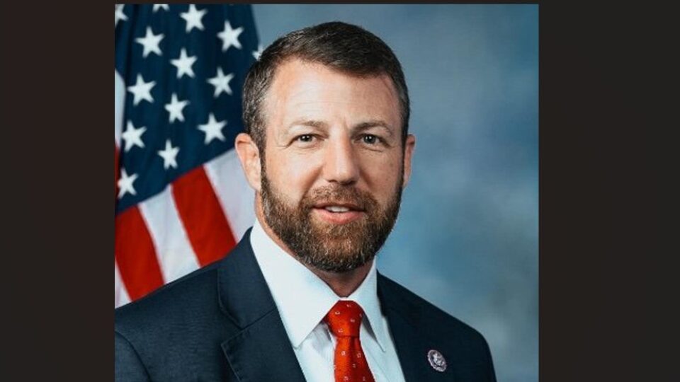 Quem é o senador aliado de Trump que substituirá a “barbie do ICE” nos EUA