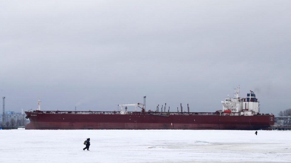 EUA emitem licença e autorizam venda temporária de petróleo da Rússia